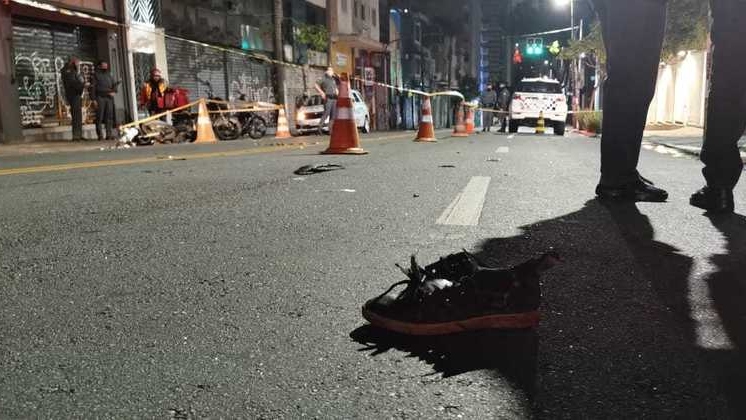 Acidente com carro de luxo deixa motociclista ferido em São Paulo