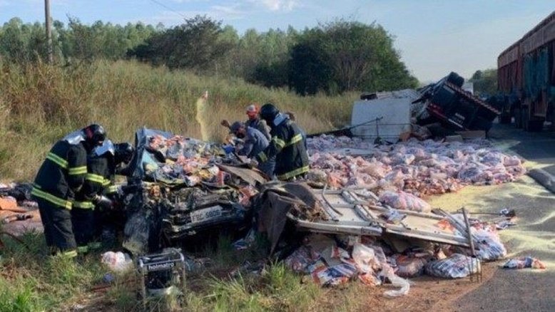 Mulher morta após carro ser atingido por caminhão estava grávida de 6 meses