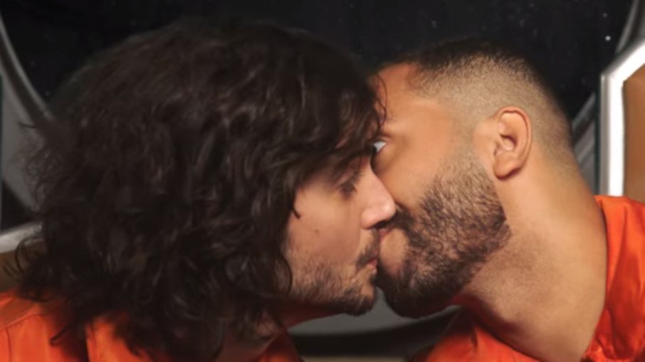 Fiuk e Gil do Vigor se beijam em novo clipe do cantor