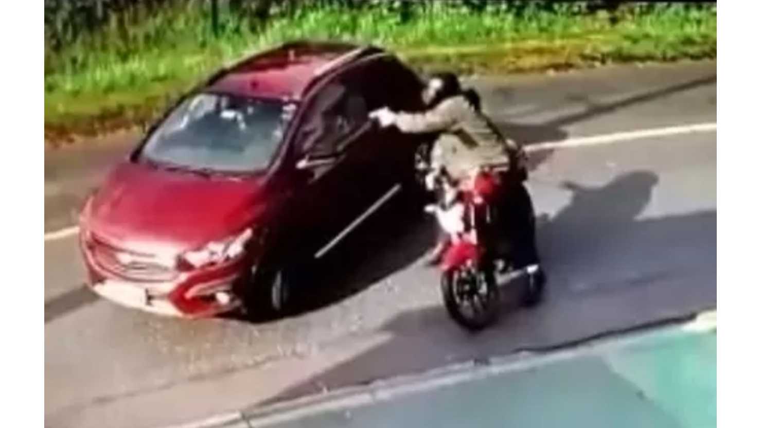 Vídeo: Mulher é executada a tiros por motociclista ao chegar em condomínio no PR