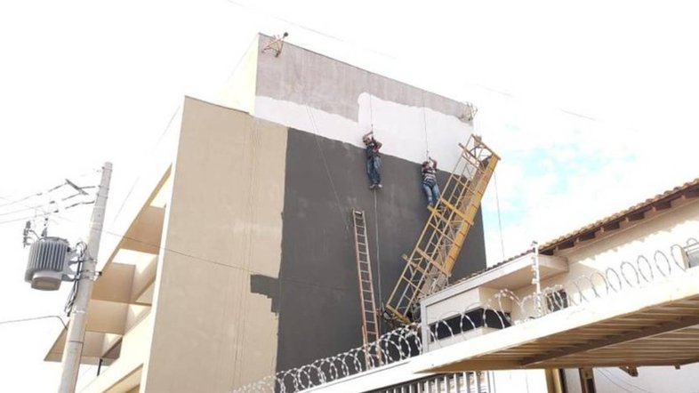 Vídeo: Pintores ficam pendurados a 15m após queda de andaime em MS