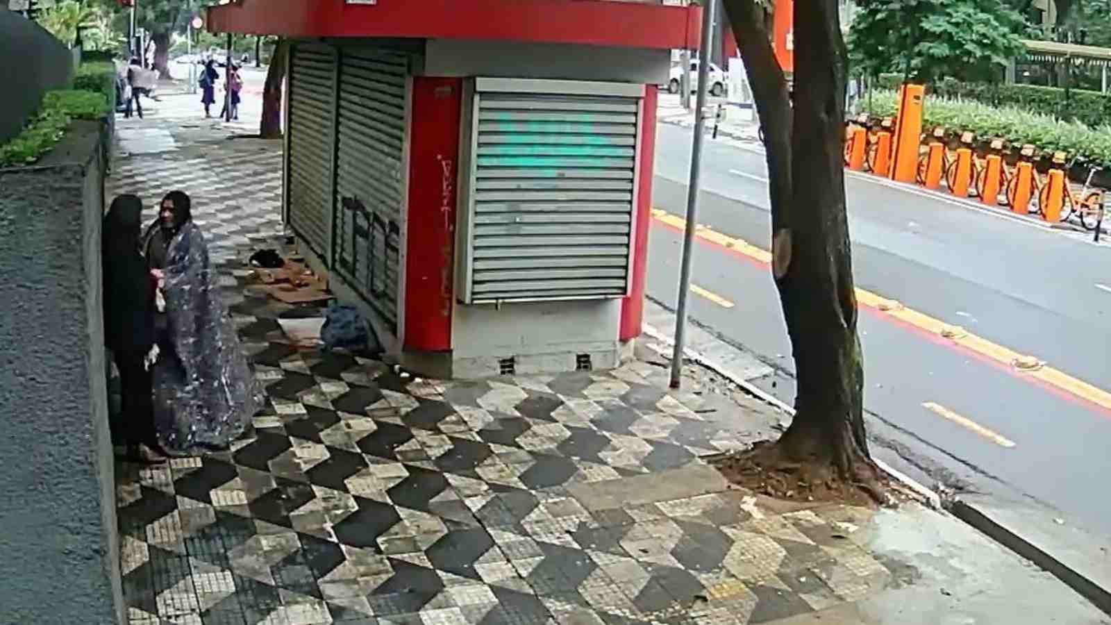 Vídeo: Mulher é roubada por suposta moradora de rua disfarçada