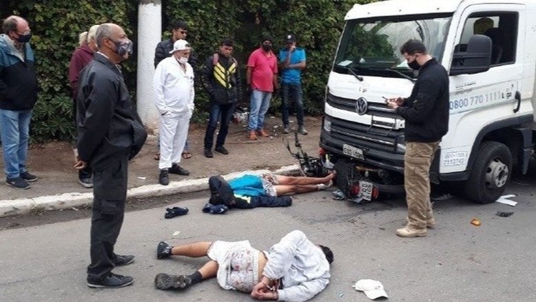SP: Motorista se depara com assalto e atropela suspeitos com caminhão