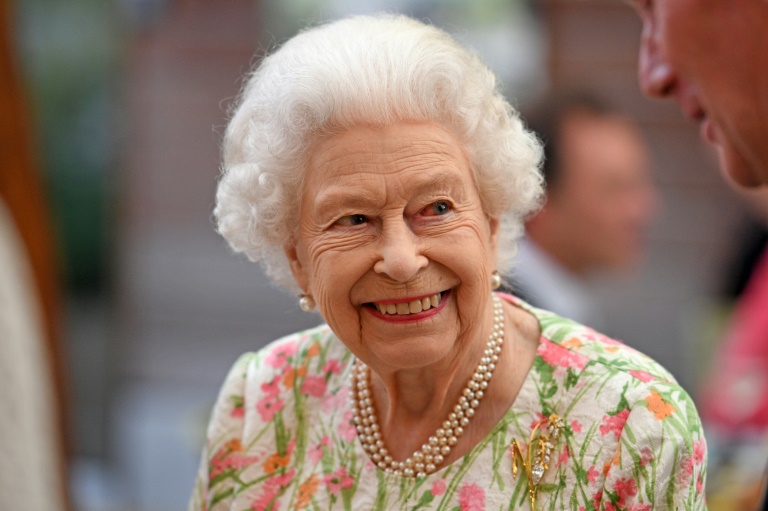 Rainha Elizabeth II condecora cientistas atuantes no combate ao coronavírus