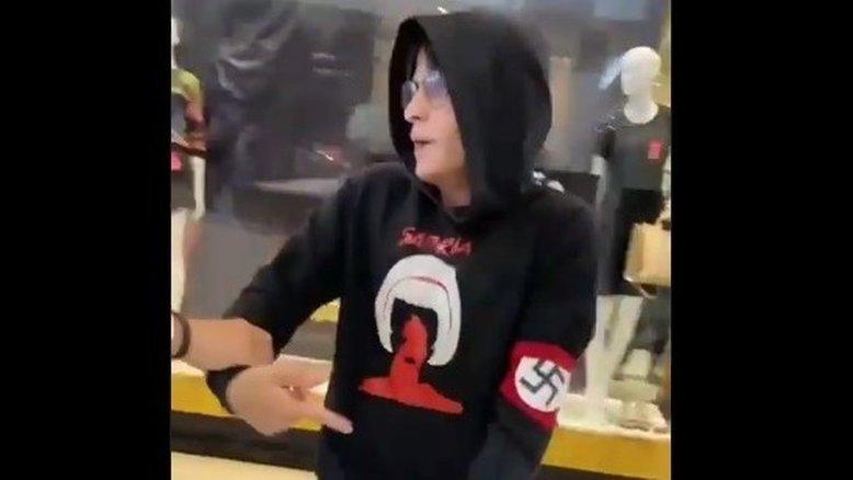 Vídeo: Rapaz é expulso de shopping por usar suástica no braço