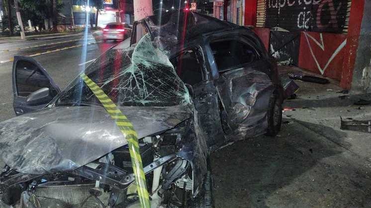 Policial morre após invadir salão de beleza em acidente com carro