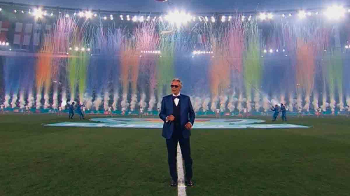 Andrea Bocelli emociona torcida na abertura da Eurocopa em Roma
