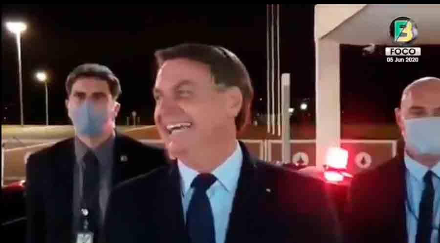 Bolsonaro acompanha de casa a abertura da Copa América e publica imagem apontando para logo do SBT