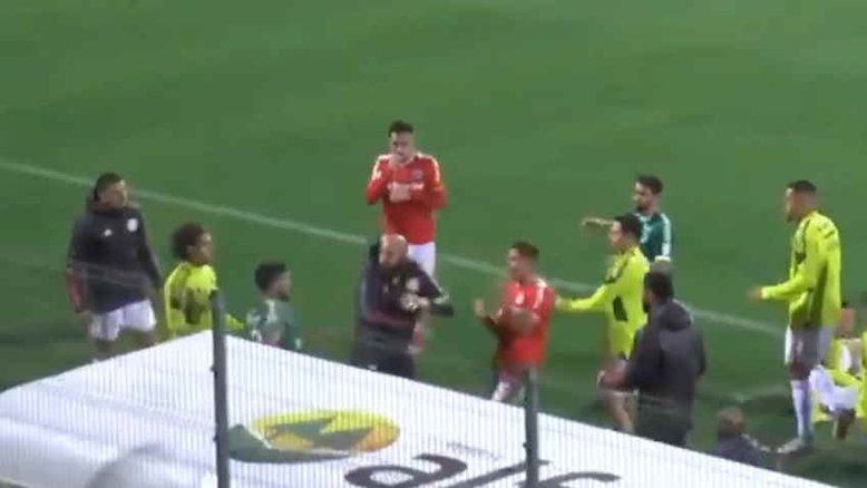 Vídeo: Atacante da Chapecoense tem 'momento de fúria' e agride rivais com rasteira e soco