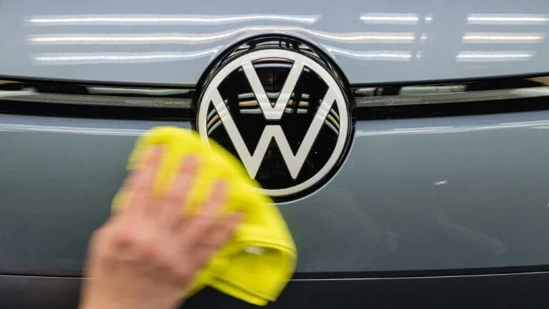Marca VW da Volkswagen deixará de vender carros com motor de combustão interna na Europa até 2035