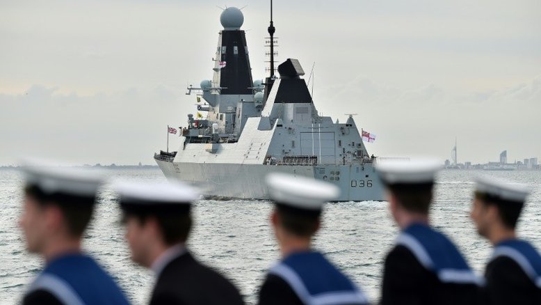 Rússia diz ter dado tiros de advertência contra navio britânico; Reino Unido nega