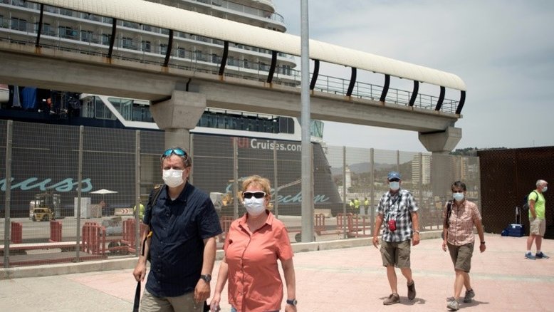 UE abre as portas aos turistas americanos e franceses aposentam a máscara em locais abertos