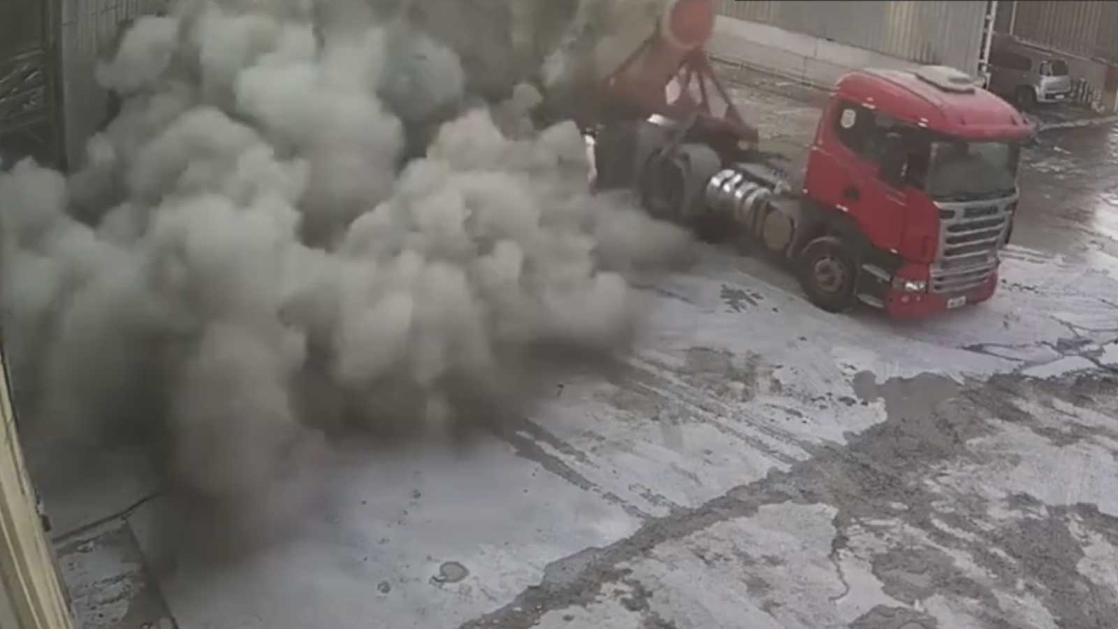 Vídeo: Tanque de carreta carregada com cimento explode em Minas Gerais
