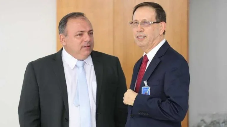 Carlos Wizard chega ao Brasil e entrega o passaporte à Polícia Federal
