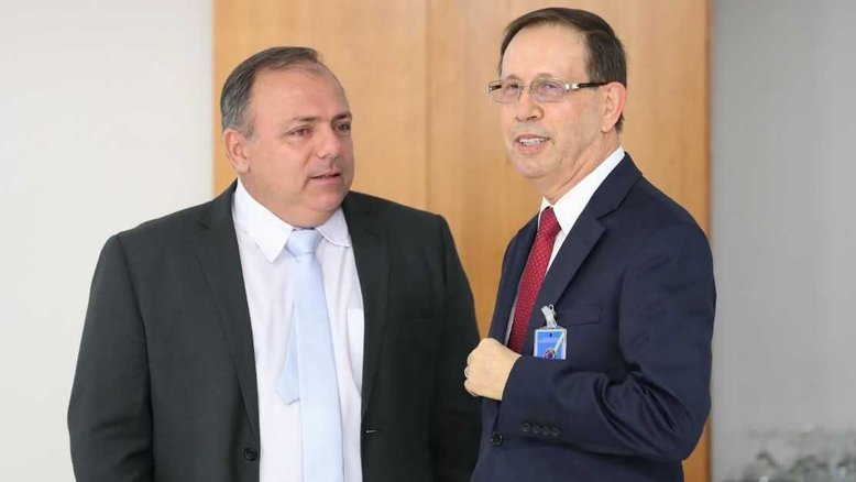 Carlos Wizard chega ao Brasil e entrega o passaporte à Polícia Federal