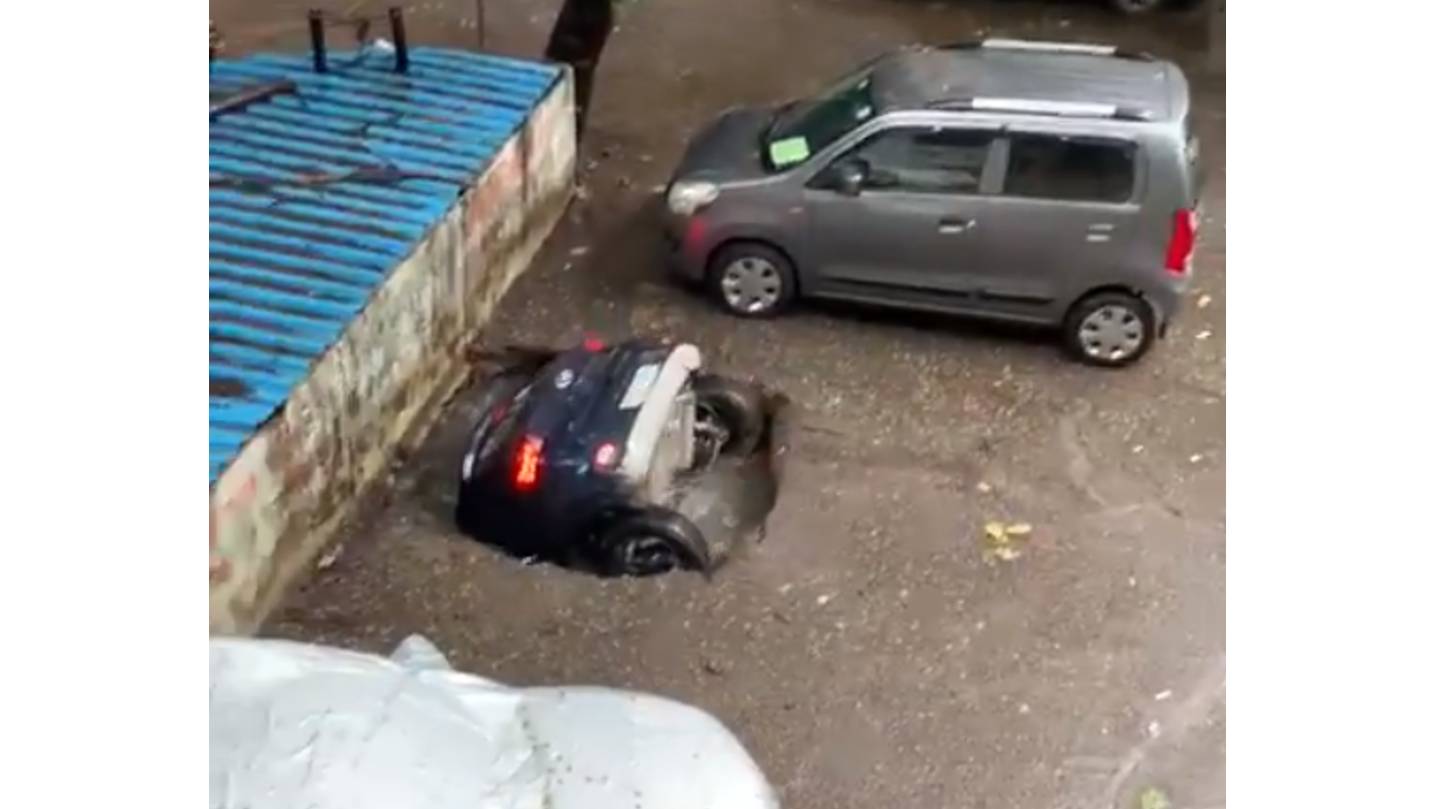 Vídeo: Carro é engolido por cratera na Índia