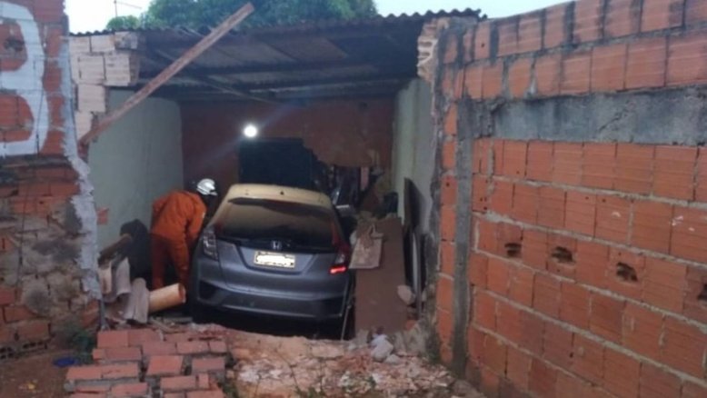 DF: Idosa perde controle de carro, invade casa e atropela moradora