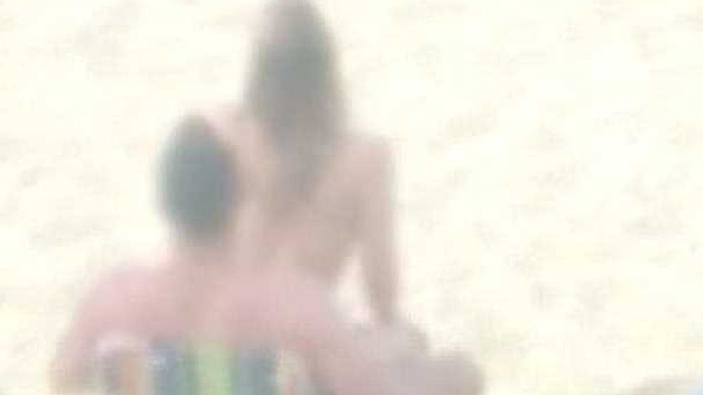 Casal flagrado na praia fazendo sexo
