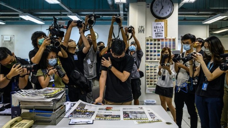 Dois executivos de jornal pró-democracia de Hong Kong acusados com base na lei de segurança
