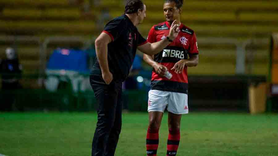 ‘O sistema defensivo do Flamengo é falho’, dispara Renato Maurício Prado