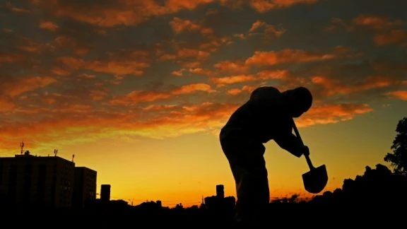 Brasil registra 899 mortes por Covid em 24h; média móvel segue acima de 2 mil