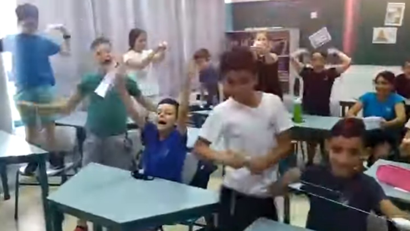 Vídeo: Alunos comemoram em Israel ao poderem tirar máscara na escola