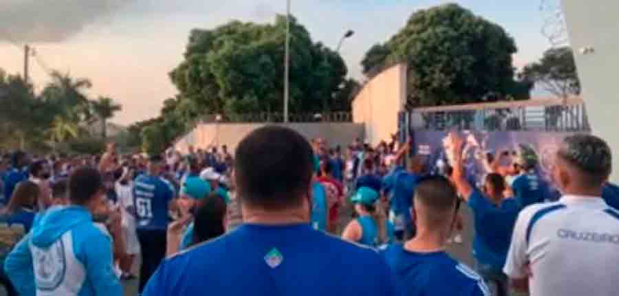 Torcedores do Cruzeiro pedem saída da diretoria e 'cornetam' o time