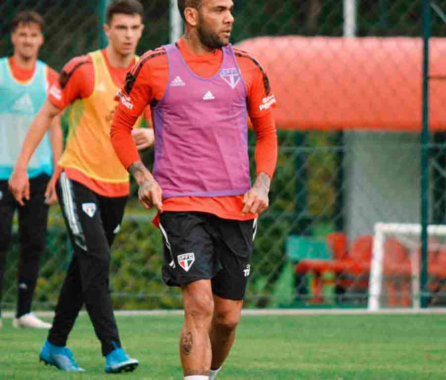 Ainda com restrições, Daniel Alves treina com o elenco do São Paulo