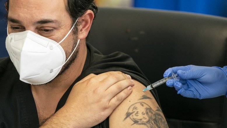 Chile vacinará com Pfizer menores de 45 anos que tomaram 1ª dose da AstraZeneca