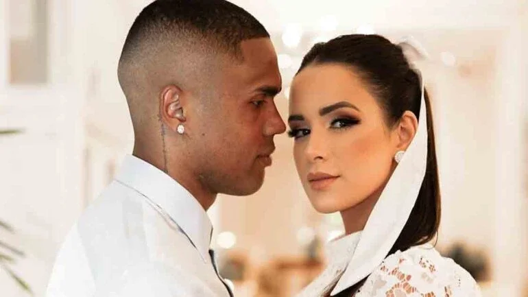 Douglas Costa e Nathália Félix se casam no civil