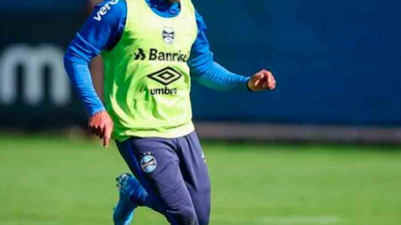 Douglas Costa é relacionado e estreia fica próxima de acontecer