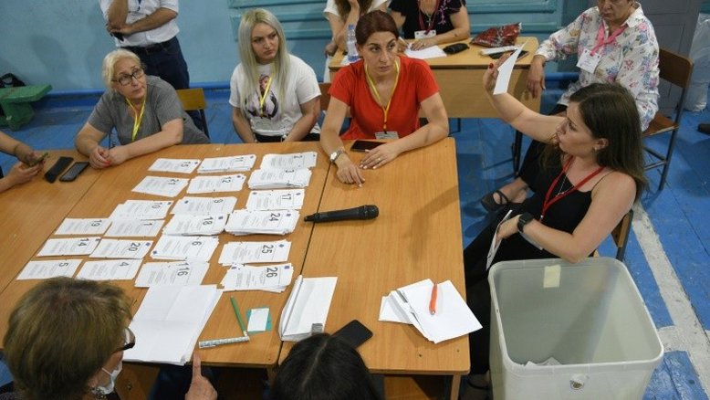 Armênios apuram votos de eleições legislativas imprevisíveis