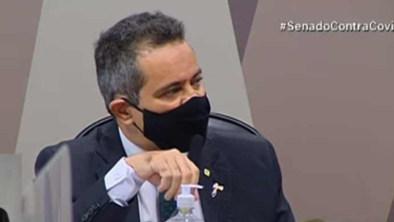 'Falta de consenso sobre cláusula da Pfizer foi do Ministério da Economia', diz Elcio Franco
