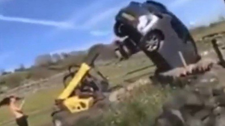 Fazendeiro usa empilhadeira e vira carro que bloqueava portão de sua propriedade; assista