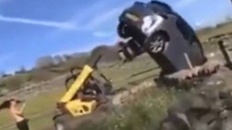 Fazendeiro usa empilhadeira e vira carro que bloqueava portão de sua propriedade; assista