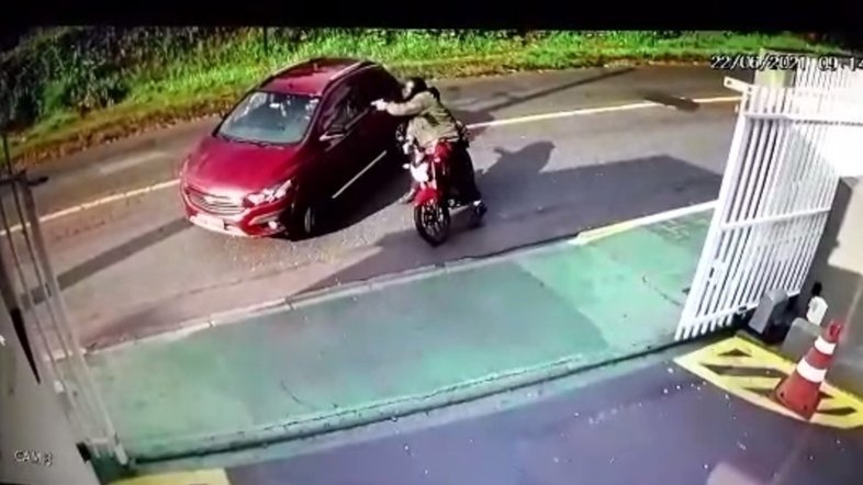 Mulher é morta a tiros por motociclista em Curitiba