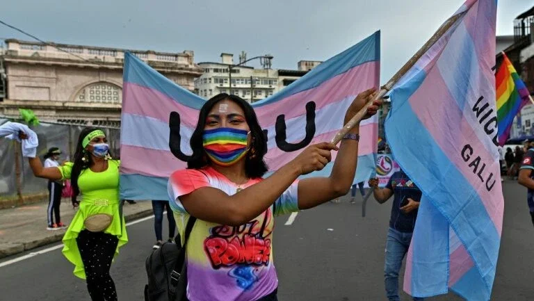 Confira os países que permitem às pessoas trans mudarem de estado civil