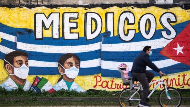 Senador dos EUA exige que Opas explique contratos com médicos cubanos