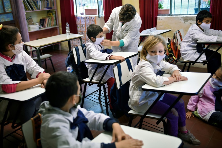 Nesta foto divulgada pela agência de notícias Adhoc, alunos de uma escola rural usam máscaras em Puntas de San Pedro, departamento de Colônia, Uruguai, em 22 de abril de 2020 - adhoc/AFP