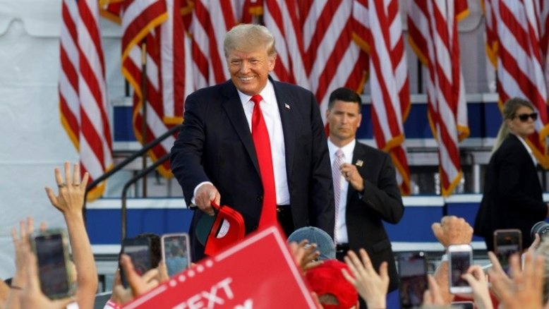 Trump viaja à fronteira com México para criticar política migratória de Biden