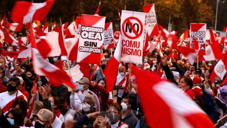 Emblema imperial espanhol ressurge no Peru em manifestações pró-Fujimori
