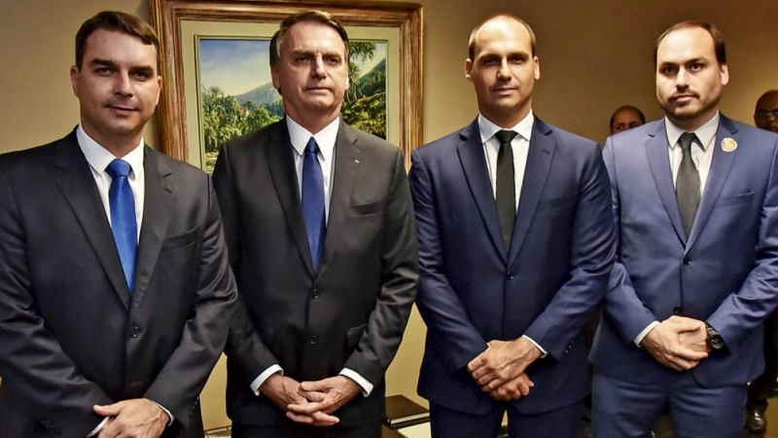 Família Bolsonaro deveria abrir seu sigilo bancário para provar que é honesta