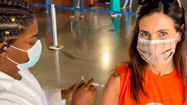 Fátima Bernardes toma vacina contra a Covid: ‘Fiquei ansiosa’