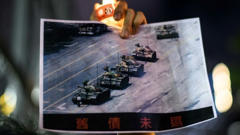 Foto de homem enfrentando tanques na Praça Tiananmen desaparece de ferramento de busca