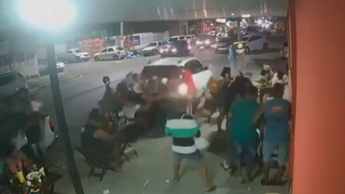 Vídeo: Carro invade bar e deixa pessoas feridas em Feira de Santana