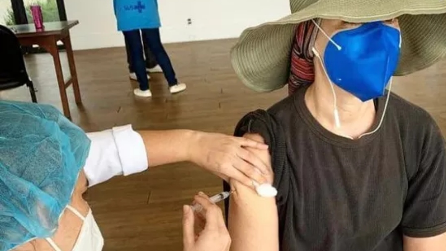 Fernanda Torres se vacina com AstraZeneca após recusar o imunizante anteriormente
