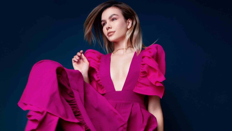 Saiba como usar roupas coloridas sem pesar no look