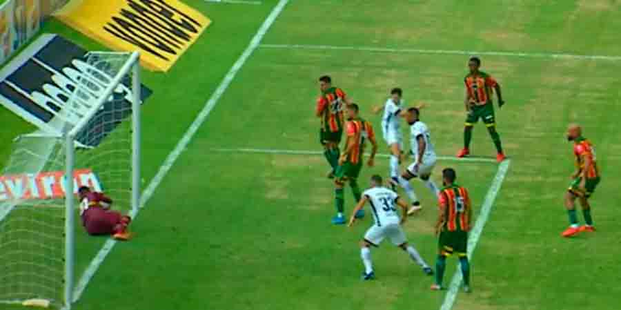Treinador do Botafogo mostra indignação com gol não validado: ‘Não precisa nem de VAR’