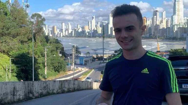 Ex-ator mirim quebra regras de trânsito ao dirigir a 250km/h para vídeos no YouTube