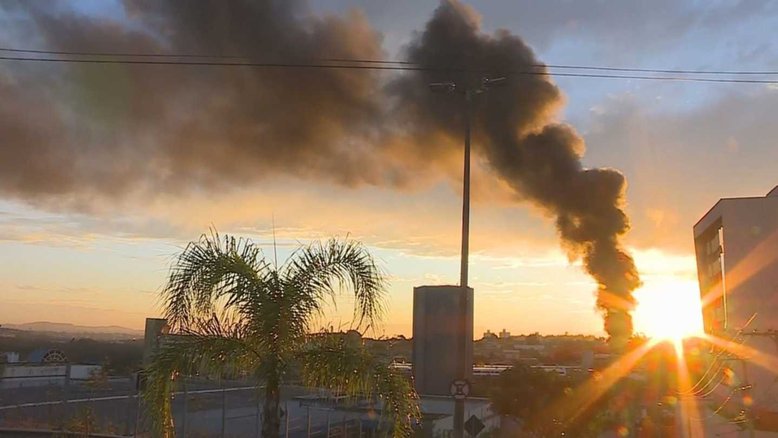 MG: Incêndio atinge garagem e destrói dez ônibus; creche foi esvaziada